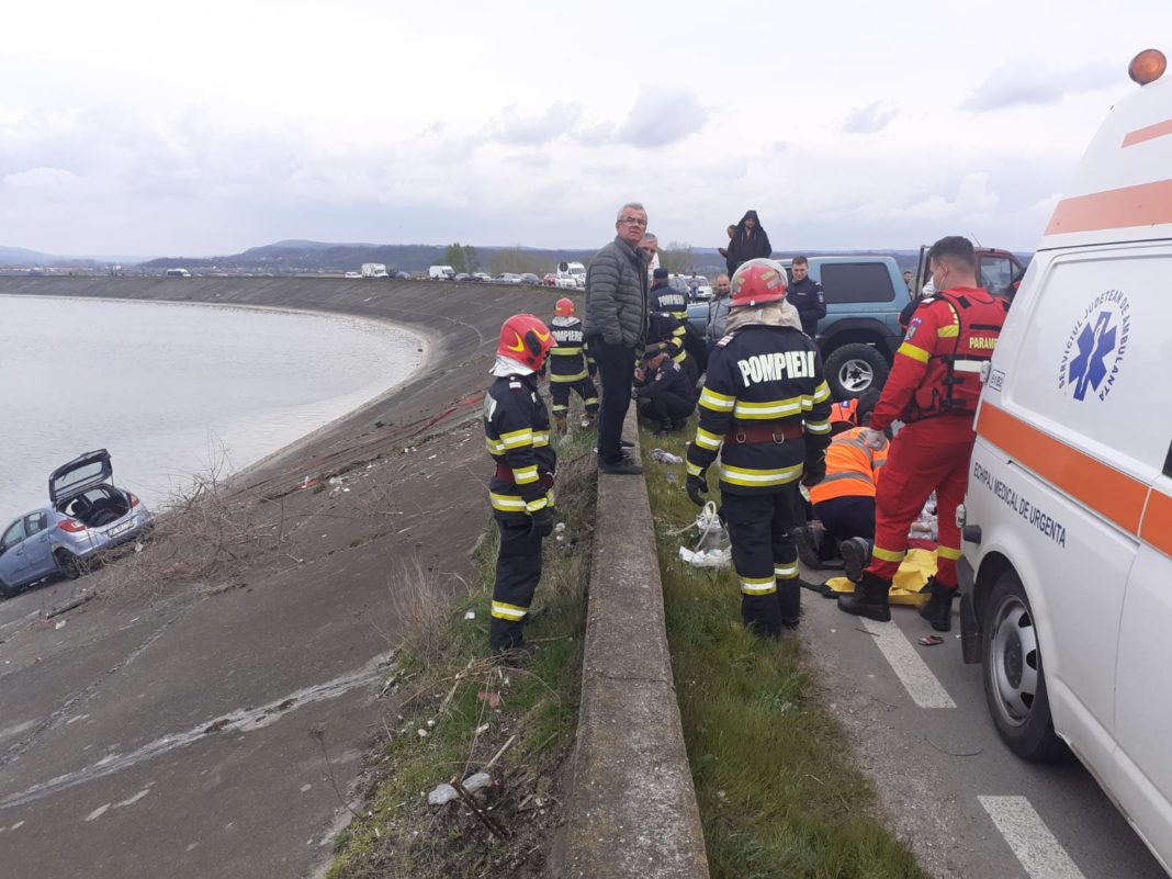 O femeie a murit după ce o maşină a căzut în lacul de acumulare Băbeni