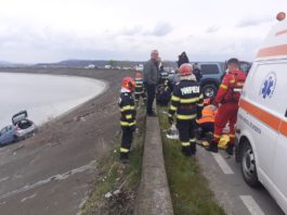 O femeie a murit după ce o maşină a căzut în lacul de acumulare Băbeni