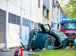 Doi germani au murit după ce au căzut cu mașina dintr-o parcare supraetajată