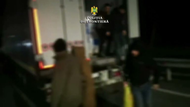 (VIDEO) 23 de migranți ascunși în TIR-uri, depistați la frontiera cu Ungaria