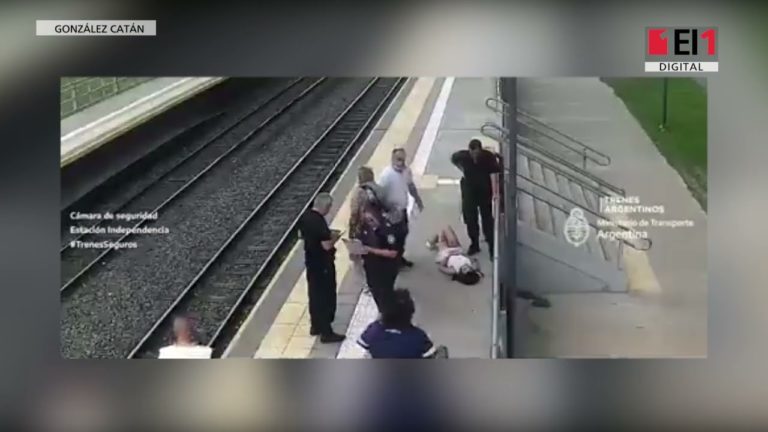 (VIDEO) O femeie a scăpat cu viaţă după ce a căzut sub un metrou