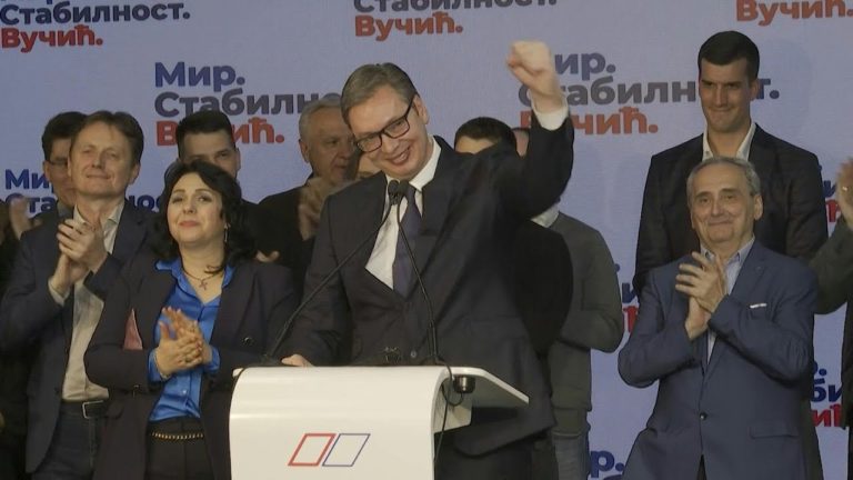 (VIDEO) Aleksandar Vucic câștigă alegerile prezidențiale din Serbia