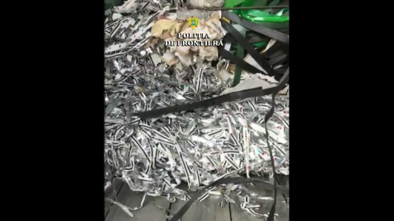 (VIDEO) Aproape 23 de tone de deșeuri din hârtie, oprite la PTF Borș