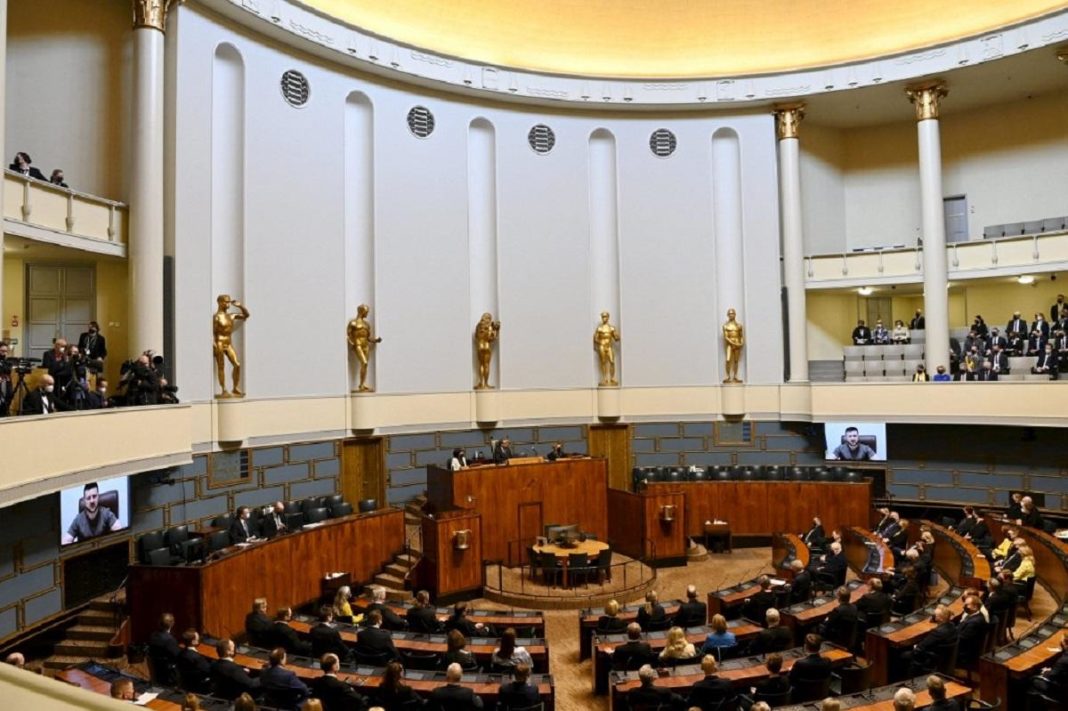 Parlamentul Finlandei dezbate aderarea ţării la NATO
