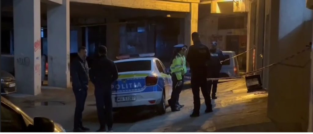 Cadavrul unei femei, găsit în scara unui bloc din Piteşti
