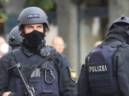 Poliţişti germani, răniţi după ce au fost atacaţi de un grup de 40 de persoane