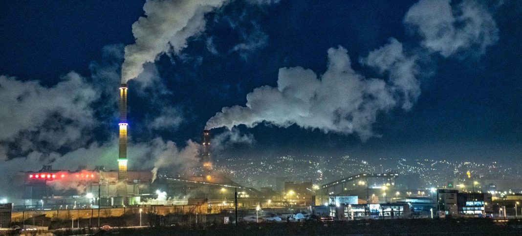 Emisiile de la centralele pe cărbune contribuie la poluarea aerului în Ulaanbaatar, Mongolia