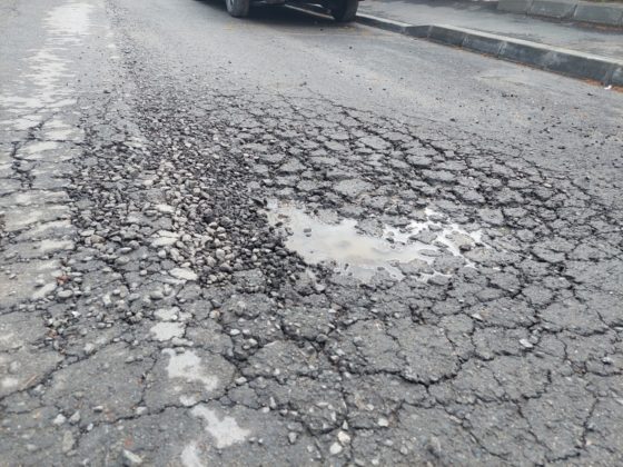 Pe stradă sunt deja gropi