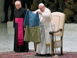 Papa Francisc a condamnat masacrul de la Bucha ținând în mâini un steag ucrainean