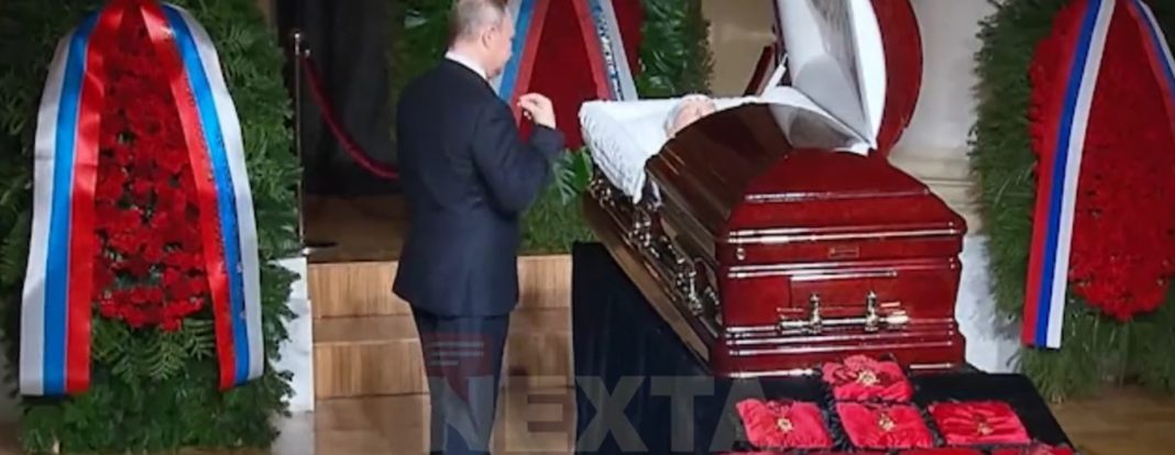 Vladimir Putin s-a închinat în fața sicriului lui Jirinovski