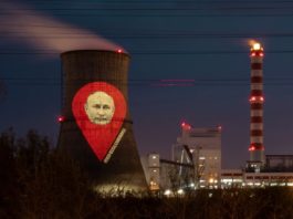 Greenpeace a proiectat mesaje anti-Putin şi anti-Rusia pe rafinăria Lukoil din Ploieşti