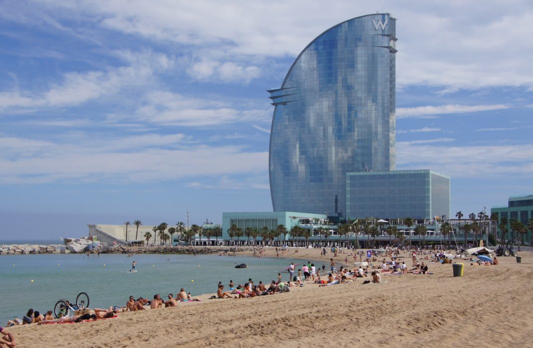 Fumatul pe plaje, interzis în Barcelona din iulie