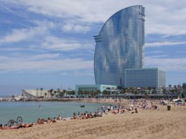 Fumatul pe plaje, interzis în Barcelona din iulie