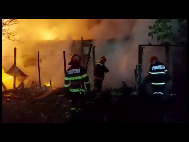 (VIDEO) Olt: Incendiu într-o gospodărie din Cezieni