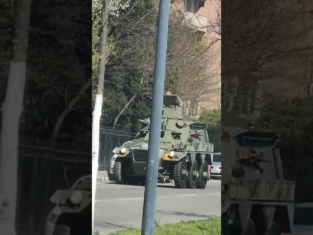 (VIDEO) Dani Mocanu cu TAB-ul prin Râmnicu Vâlcea. Două mașini, avariate