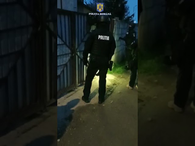 (VIDEO) Percheziții la persoane bănuite de înșelăciune