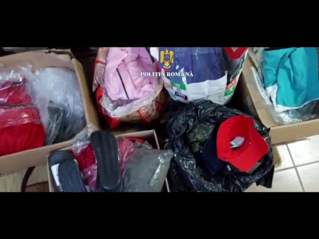 (VIDEO) Percheziții la persoane bănuite de comercializare de produse contrafăcute