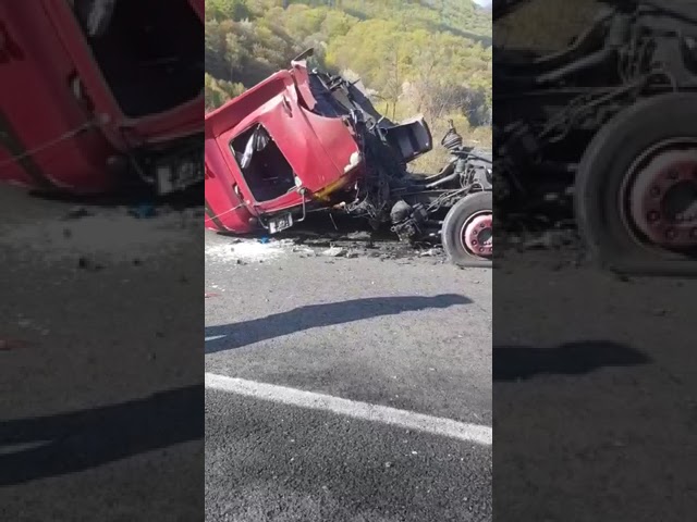 (VIDEO) Vâlcea: Trei răniți în urma coliziunii dintre un tir și o mașină