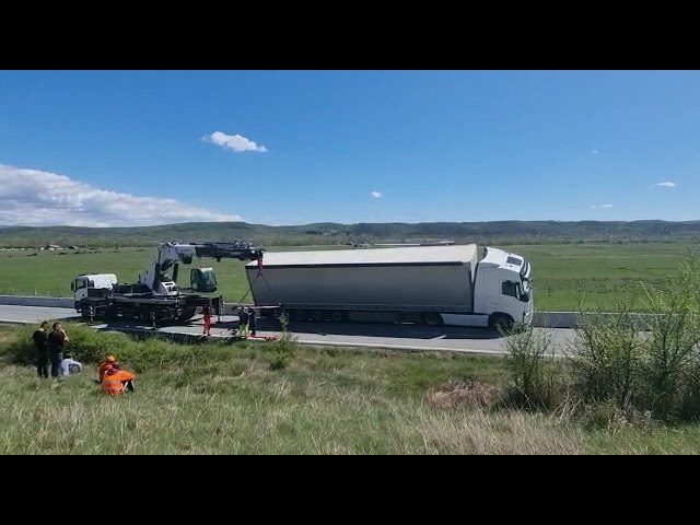 (VIDEO) Tirul rămas suspendat pe un parapete în zona localității Câmpu Mare, ridicat