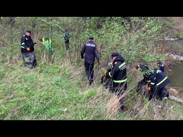 (VIDEO) Angajații ISU au strâns gunoaie în Defileul Jiului