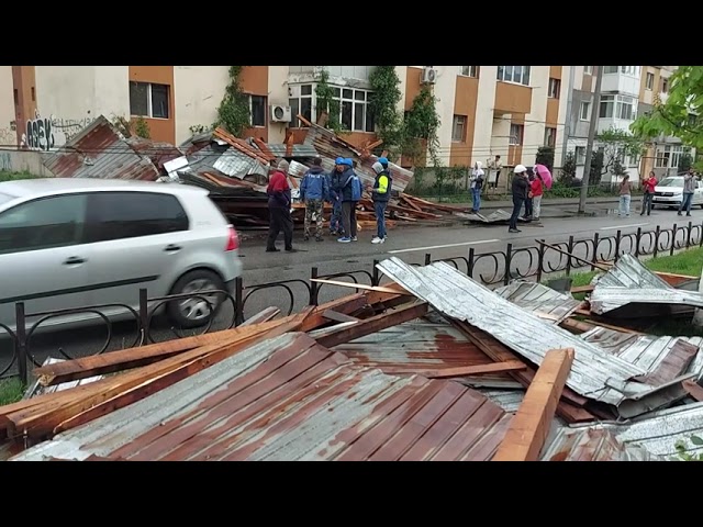 Un acoperiş a zburat şi a făcut prăpăd în Craioviţa