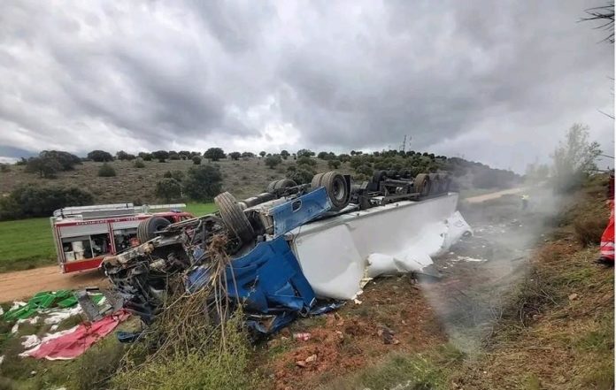 sofer de tir strivit de cabina Şofer român de TIR, strivit de cabină într-un accident în Spania