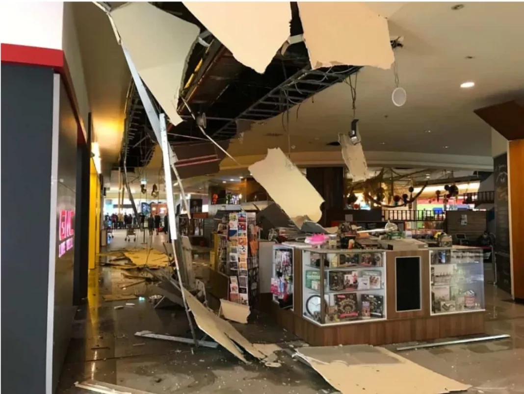 Tavanul unui supermarket din Turda s-a prăbuşit