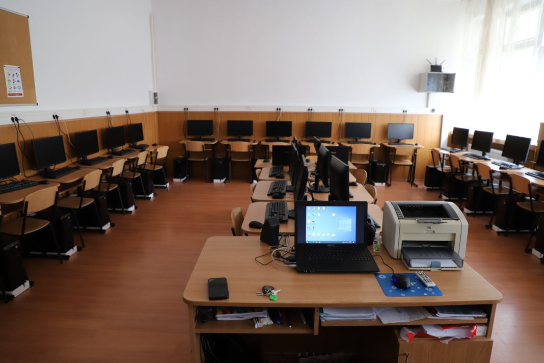 28 de calculatoare au intrat în dotarea catedrei de informatică a Şcolii Gimnaziale ”Take Ionescu”