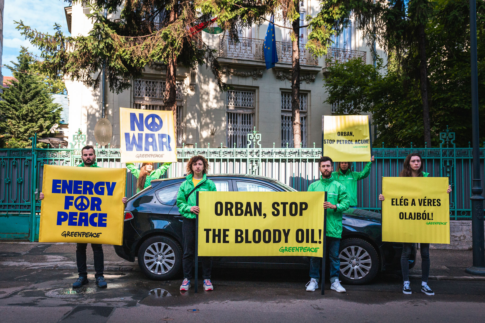 Greenpeace a transmis așadar un mesaj șefului guvernului de la Budapesta, Viktor Orbán, direct în fața Ambasadei din București