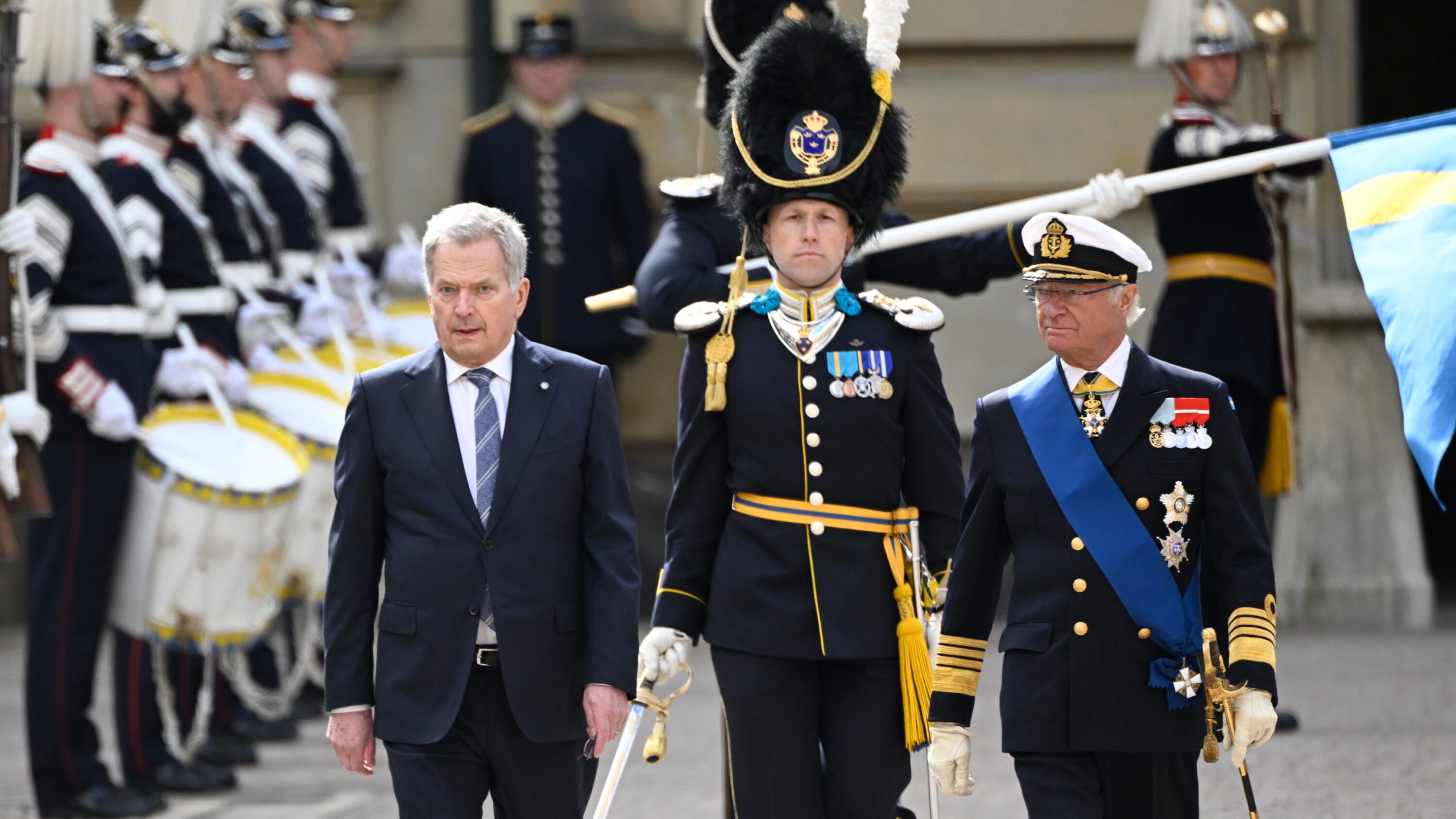 Președintele Finlandei Sauli Niinisto alături de regele Carl al XVI-lea Gustaf al Suediei la palatul regal din Stockholm