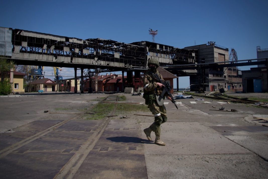 Soldații ruși au pătruns în combinatul siderurgic Azovstal