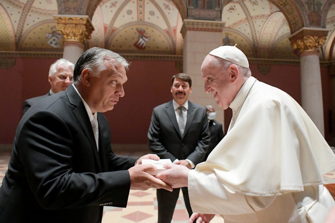Papa Francisc spune că Viktor Orban i-a spus că Putin intenționează să pună capăt războiului în Ucraina pe 9 mai