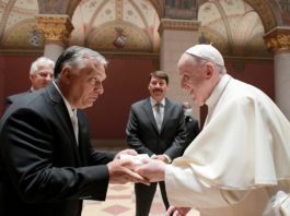 Papa Francisc spune că Viktor Orban i-a spus că Putin intenționează să pună capăt războiului în Ucraina pe 9 mai