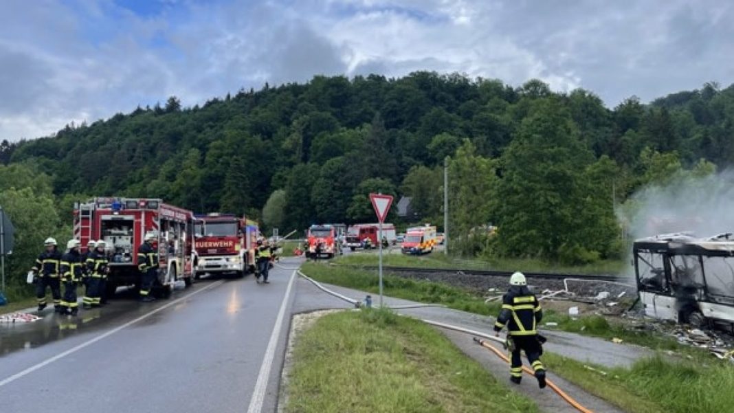 Coliziune între un tren și un autobuz în Germania. Mai multe persoane, rănite