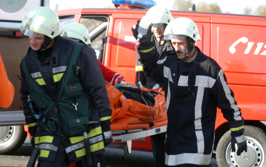 S-au electrocutat după ce au atins cu o scară o linie de înaltă tensiune