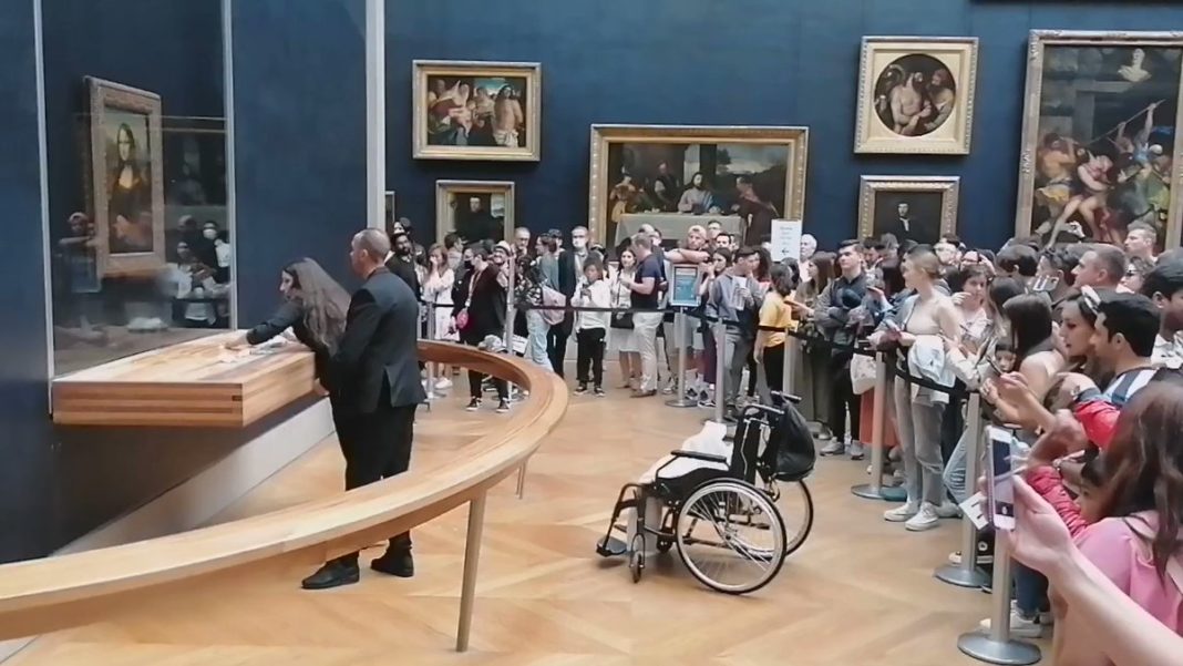 (VIDEO) Incident la Muzeul Luvru: Un bărbat a aruncat cu o prăjitură în celebra pictură Mona Lisa