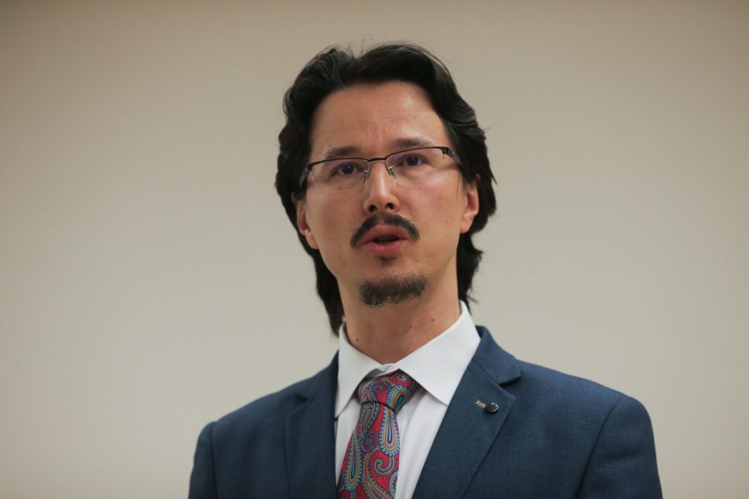 Cristi Danileţ spune că o instanţă de judecată nu poate suspenda sau anula o decizie a CCR și dezvăluie schema folosită la Ploiești