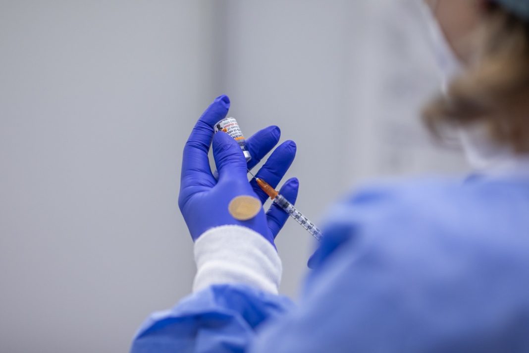 Un medic şi trei cadre medicale, reţinuţi într-un dosar de vaccinări anti-COVID fictive