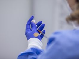 Un medic şi trei cadre medicale, reţinuţi într-un dosar de vaccinări anti-COVID fictive