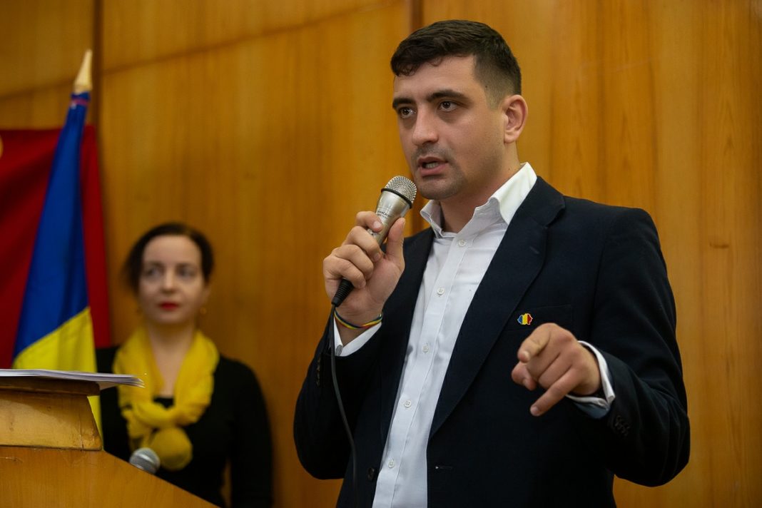 Liderul deputaţilor AUR, George Simion, a protestat faţă de faptul că ministrul Energiei, Virgil Popescu, s-a aşezat, în sala de dezbateri, între reprezentanţii mai multor firme, printre care și OMV Petrom