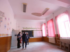 A căzut tencuiala de pe tavanul unei clase de la Colegiul "Ştefan Velovan" din Craiova