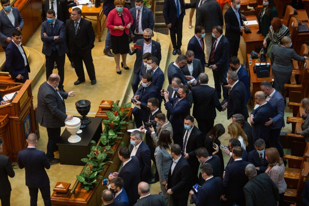 USR a depus un nou proiect de lege pentru desființarea pensiilor speciale ale parlamentarilor