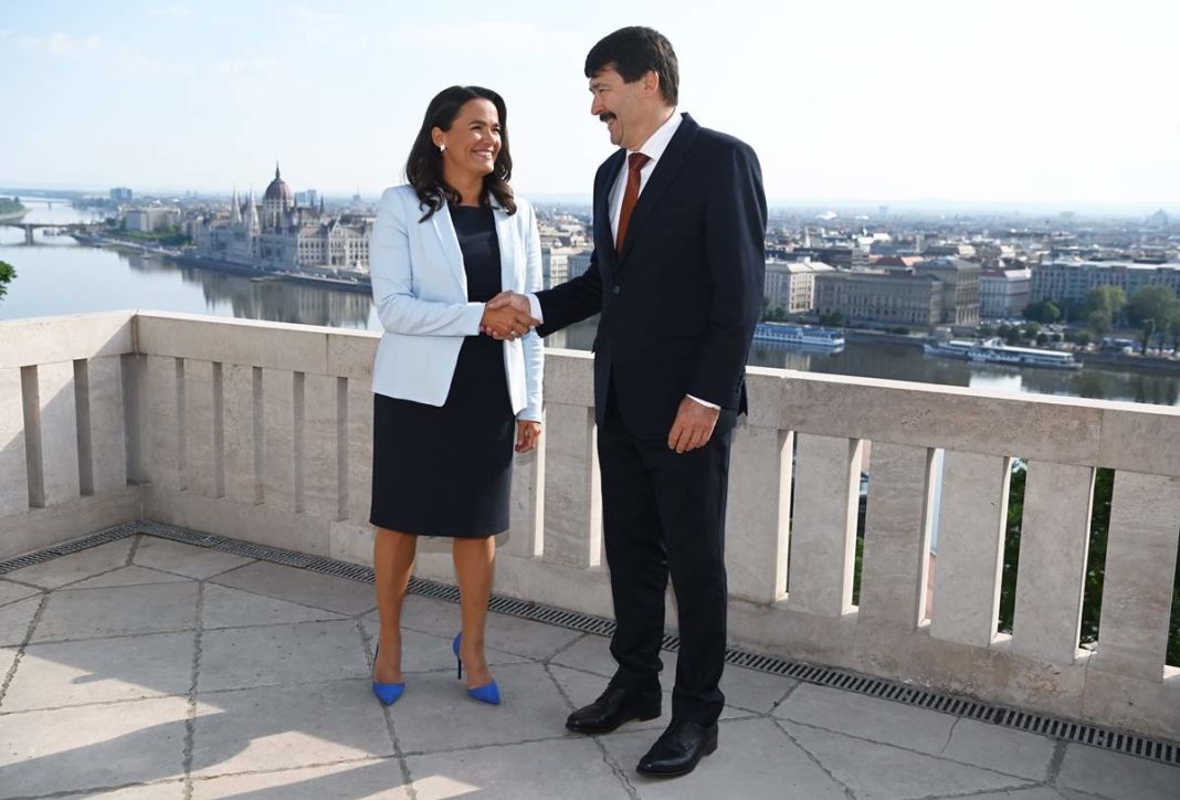 Ader a întâmpinat-o pe Novak la intrarea în Palatul Sandor din Budapesta, după care i-a prezentat birourile şi reşedinţa prezidenţiale