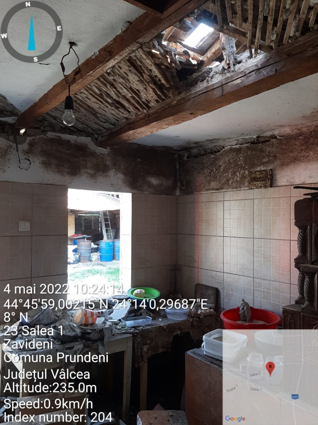 În urma deflagrației, interiorul locuinței în care s-a produs a fost avariat, acoperișul locuinței a fost de asemenea deteriorat