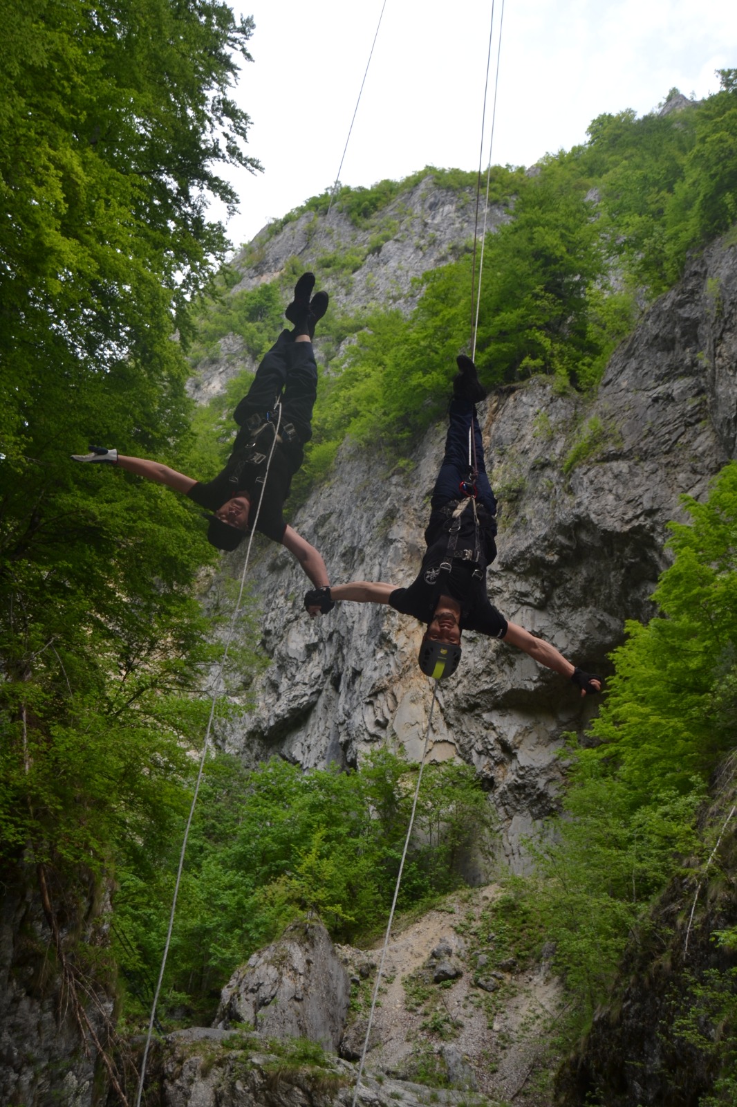 Au fost executate tehnici de alpinism, urmărindu-se aprofundarea deprinderilor operațiunilor care se efectuează la escaladă și rapel atât în mod individual cât și în echipă