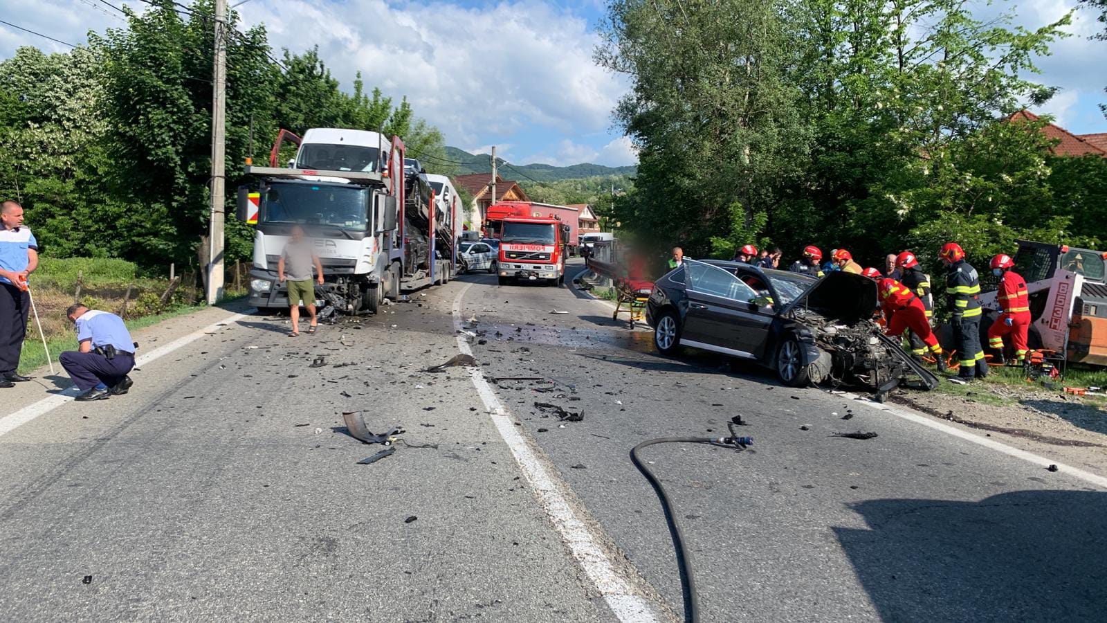 Coliziune frontală între un autoturism și un autocamion