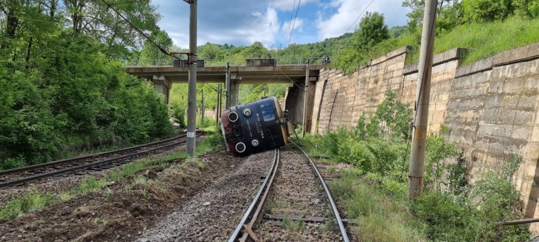 Bărbat rănit, după ce locomotiva unui tren a deraiat