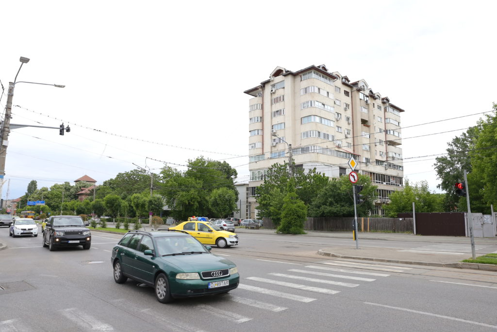 Strada Traian Lalescu dă în Calea Bucureşti la intersecţia cu strada Henri Coandă