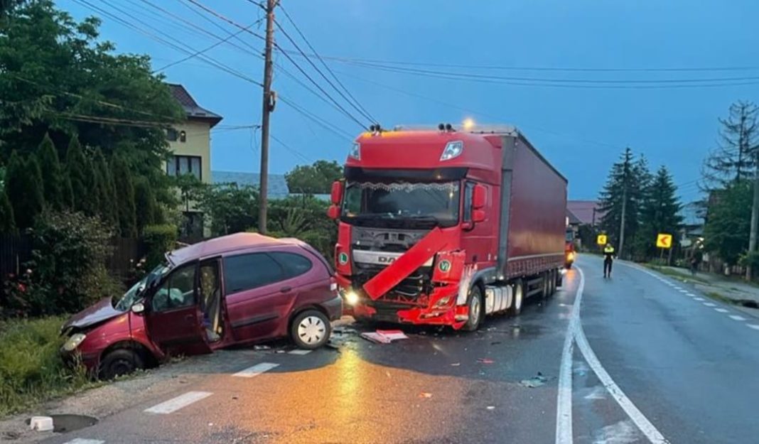 Un mort şi un rănit după ce o maşină a lovit un camion