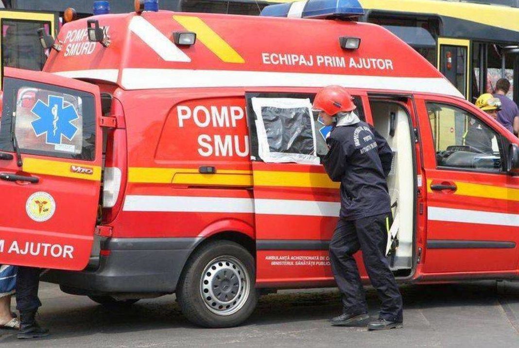 Doi răniţi, după ce o mașină și un TIR s-au ciocnit pe autostrada București-Pitești